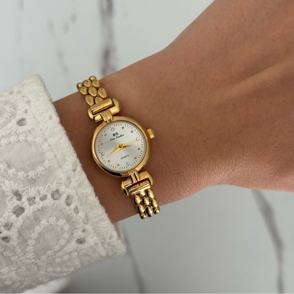 American Vintage Accessories - Retro Gold with White Dial Vintage Inspired Quartz Y2K Watch + In a Gift Box